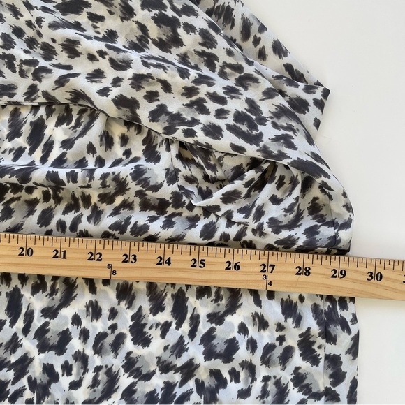 NYDJ Women's White Black Gray Leopard Cheetah V-neck Print Flowy Blouse Size 2X - Picture 6 of 7